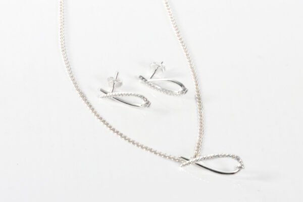 Conjunto gota con circones blancos