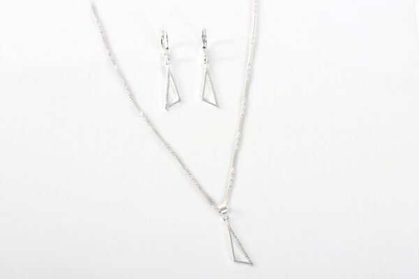 Conjunto triángulo con circones blancos